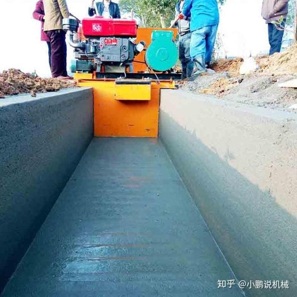 原理: 机器主要是利用前后模具挤压混凝土,利用混凝土的反作用力推动