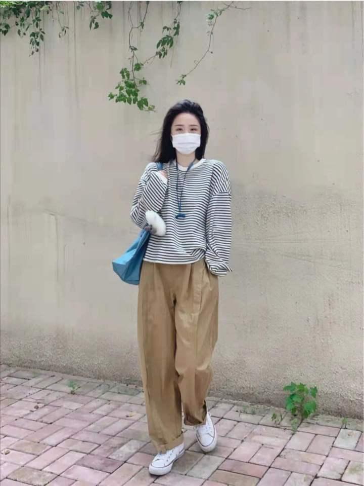 卡其色裤子搭配什么上衣好看