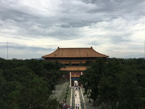 站在长陵方城明楼上回望祾恩殿,在阴沉的天空下,感觉随时要穿越