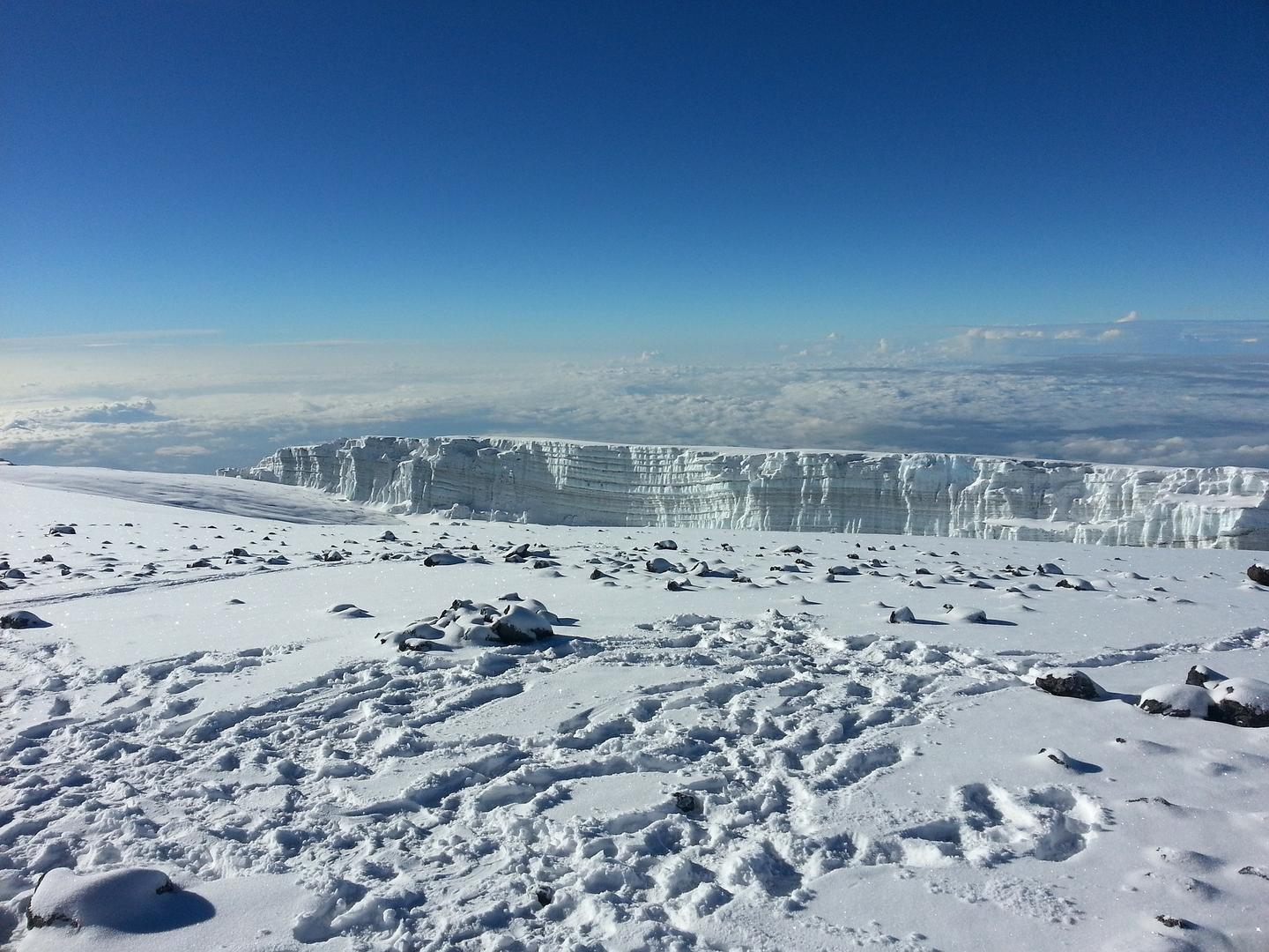 非洲第一高峰乞力马扎罗正在消失的赤道雪山