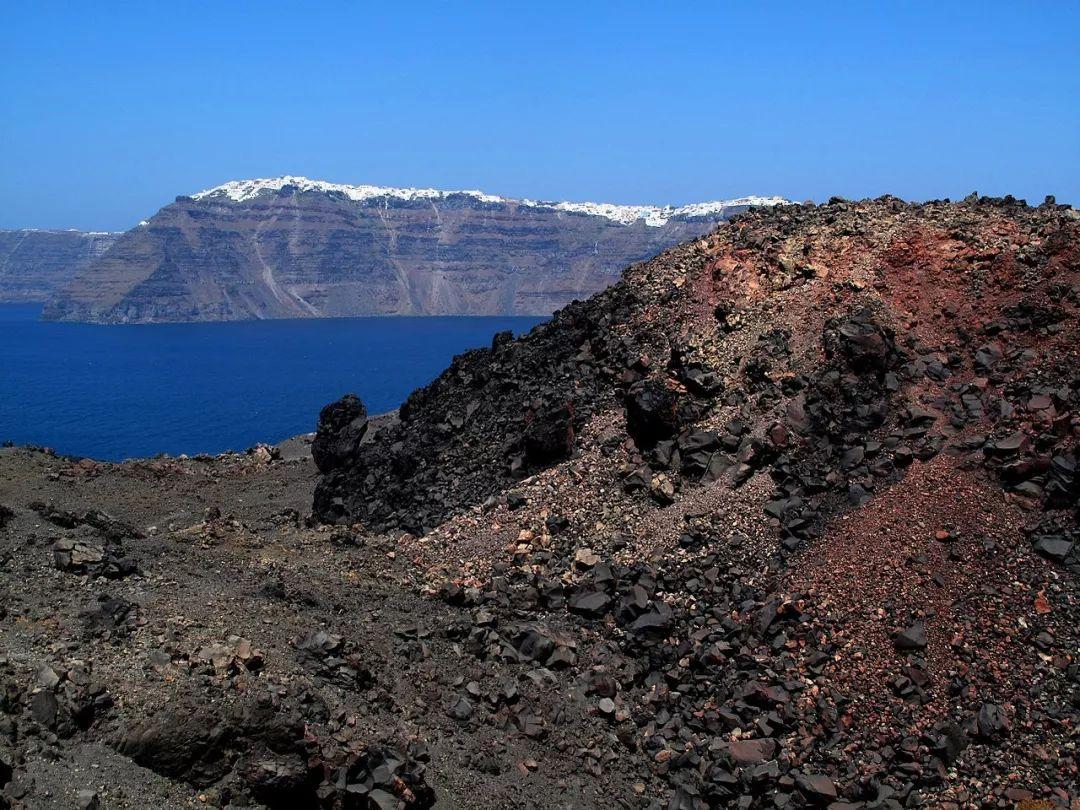 米诺斯火山爆发后的活动主要集中在环礁湖中心的卡梅尼群岛(kameni