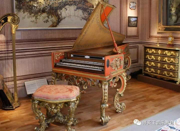 一般有两种,一种是羽管键琴(harpsicord,又称拨弦古钢琴;一种是楔槌
