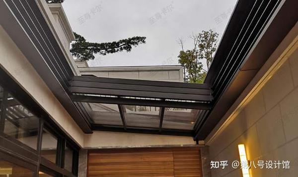 因违建业主用电动开合屋顶来封天井,这效果也太棒了吧