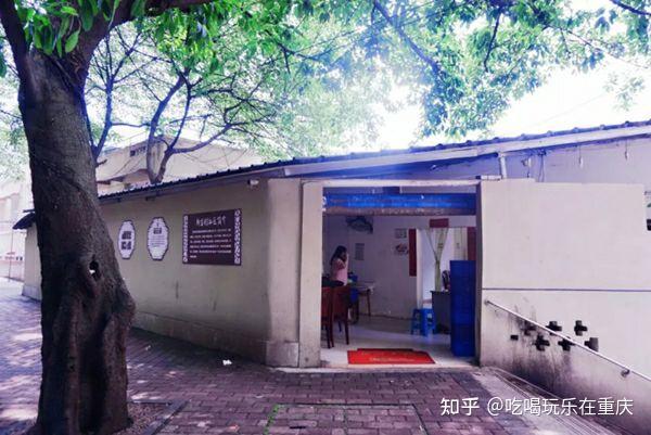 深巷子里的招牌菜引来无数资深食客前来品尝深巷子一鸡四吃