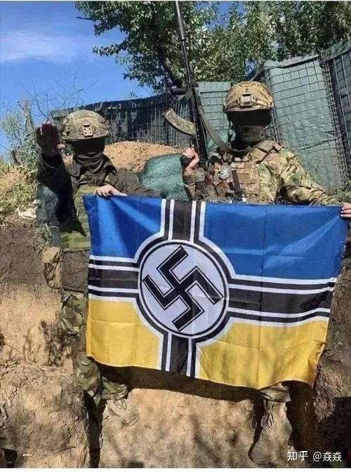 北约旗帜,狼之钩的乌克兰旗帜,纳粹旗帜并列第一张图最左边是北约旗帜