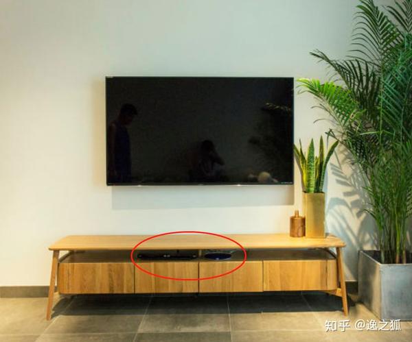 对于壁挂电视来说,电视与电视柜之间的距离较大,把插座布置在电视机