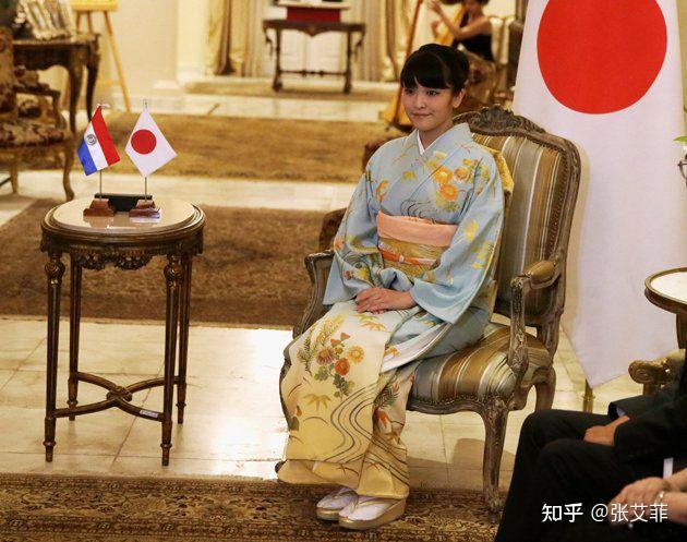 为什么日本皇室在公众场合很少穿和服