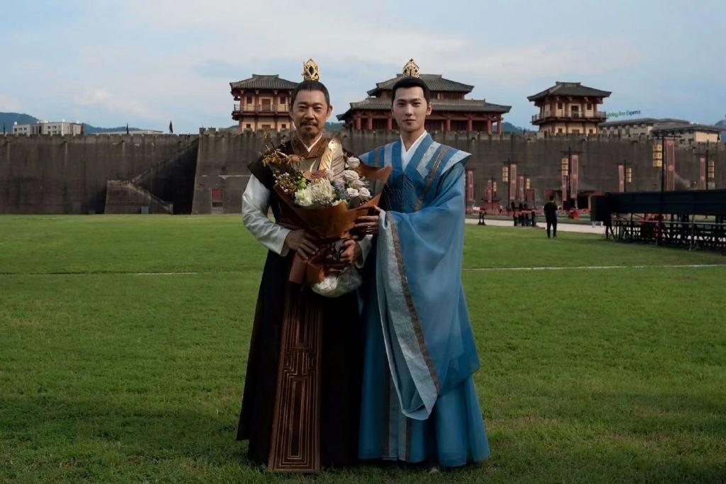 《且试天下》路透照曝光,张丰毅杨洋同框,杨洋身姿挺拔风度翩翩