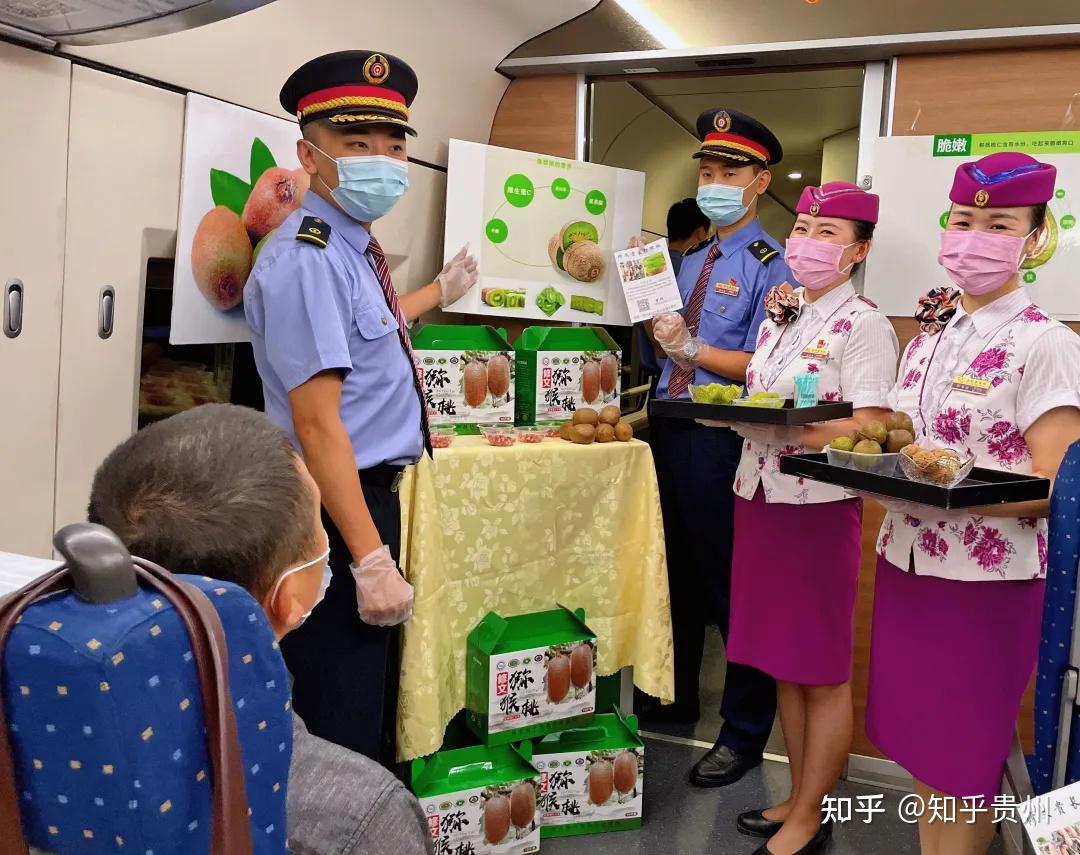 列车5号车厢的展示台上,各种各样五颜六色的水果及坚果在车厢里营造出