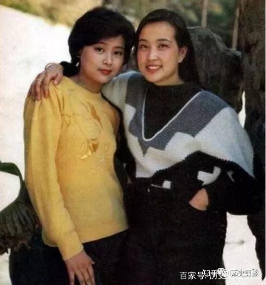 年代,年轻人开始引领新潮流,勇于追求时髦,这一时期,"花裙子","蝙蝠衫