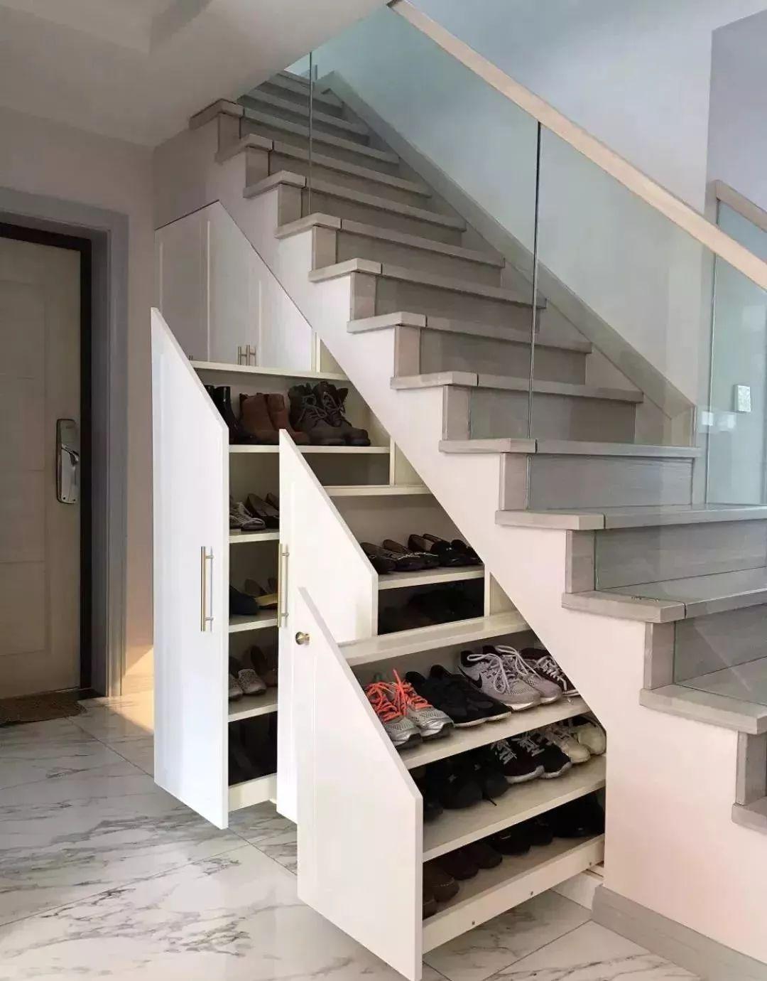 靠近大门的梯下空间如果楼梯位于大门附近,最适合用来规划鞋柜或是