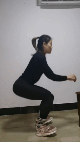 比如这样的错误动作 ▲ 深蹲向后仰 深蹲是一个复合型的动作,除了