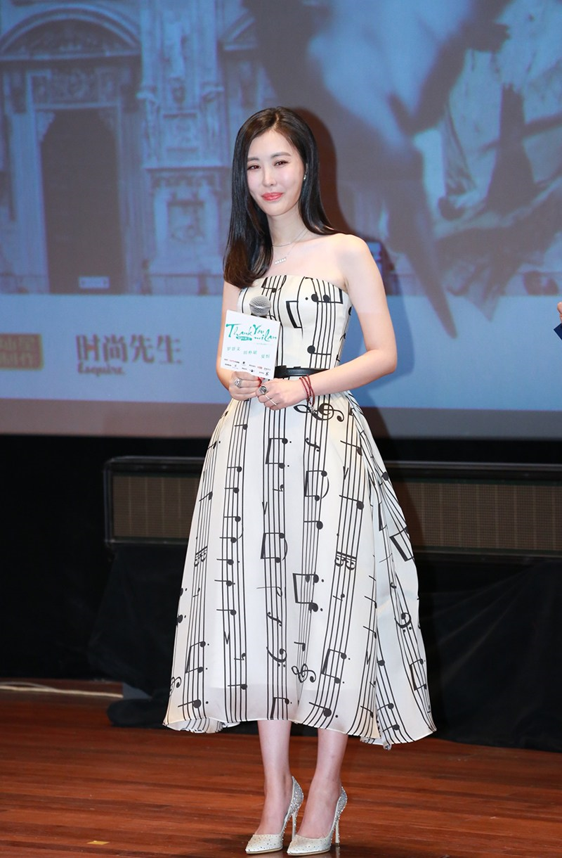 终于明白田朴珺为什么能嫁给王石了穿抹胸纱裙好美气质像名媛