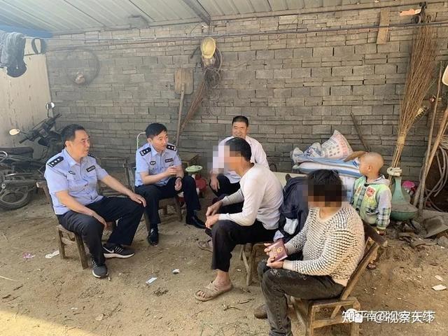 所长李旭光,户籍民警万玉军和该镇某村委会支部书记一起来到张某家,给