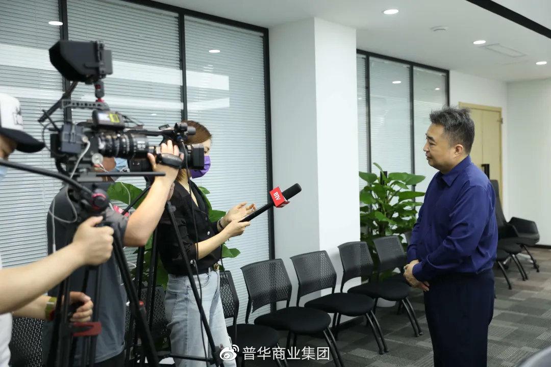 翟山鹰先生接受北京电视台记者采访