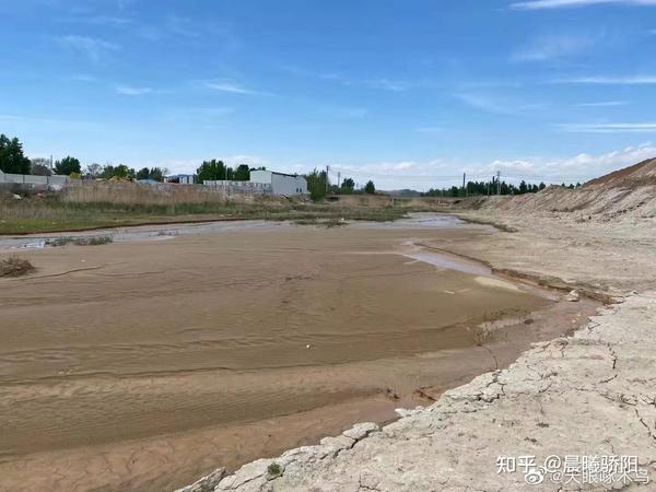 盖州市徐屯镇小河沿河泥浆淤积严重生态遭严重威胁