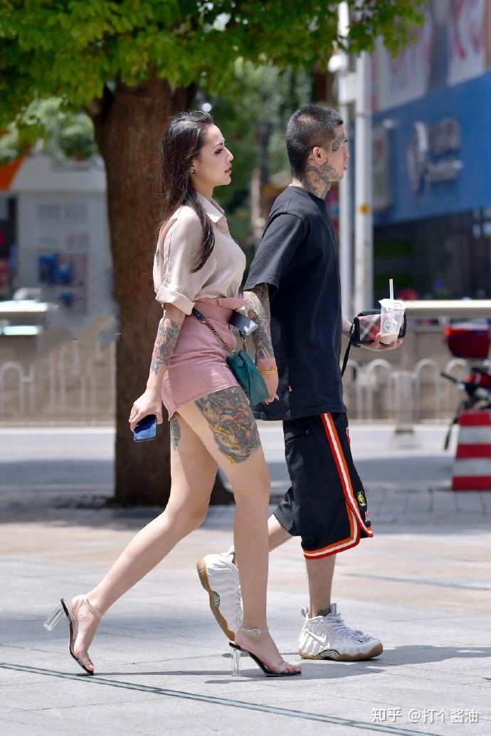 为啥女生的纹身都在胸上和腿上