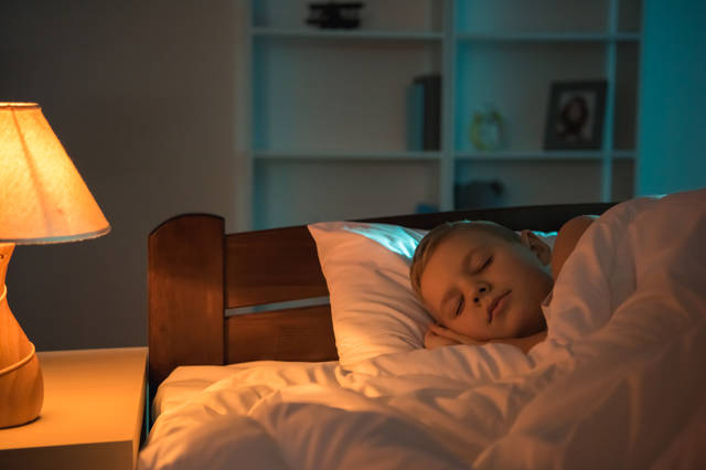 晚上睡觉开着床头的小台灯会对健康有害吗