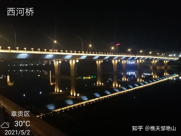 环顾横跨章江两岸大桥,即西河桥,西冿门人行大桥.两座大桥,在夜