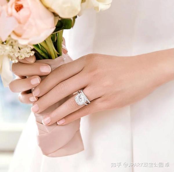 而对戒则是结婚后每天都会戴在手指的戒指, 应以实用为先.