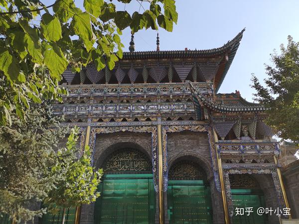 在兰州时到郊外去看了灵明堂拱北,第一次见识了当地倒锥状蜂窝巢铺作