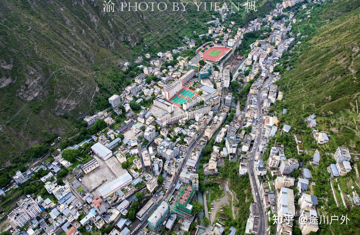 县城以金为名,它就是位于四川省西北部,阿坝藏族羌族自治州南端的小金