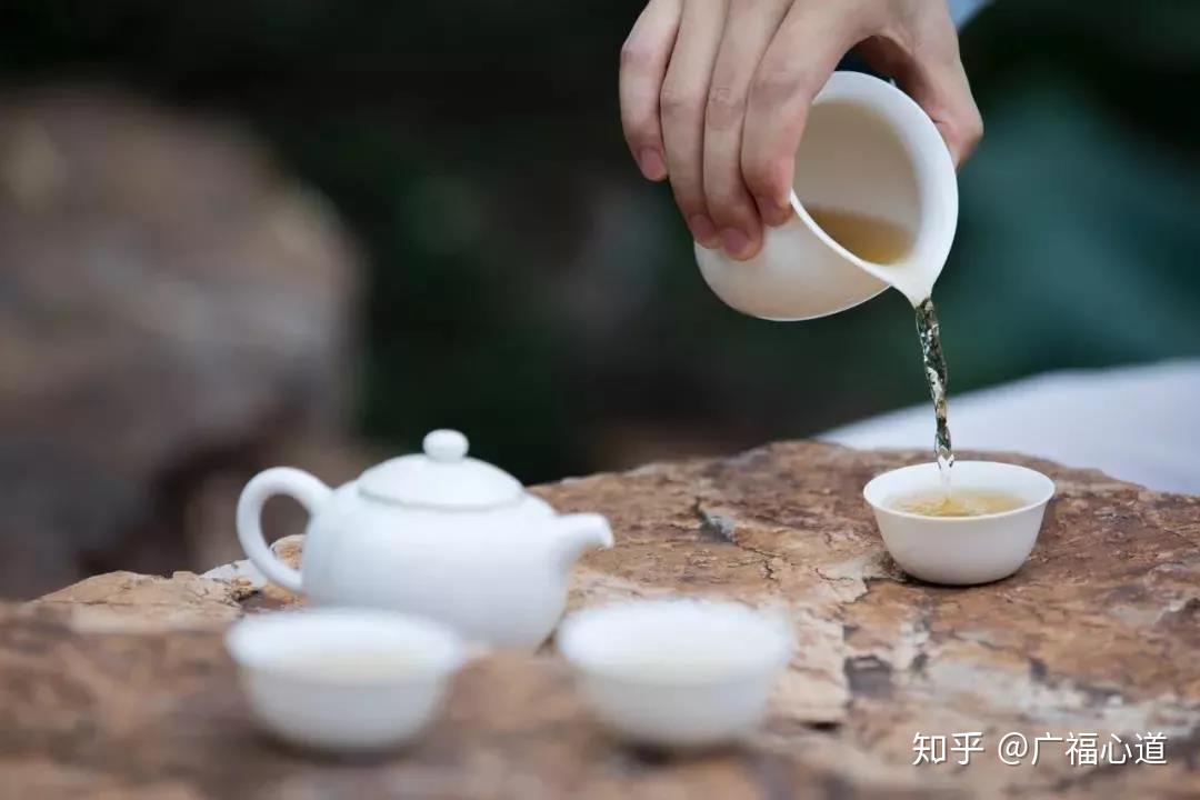 下午喝茶好处多多:一,上班族可能会有一种这样的通病:下午三四点钟