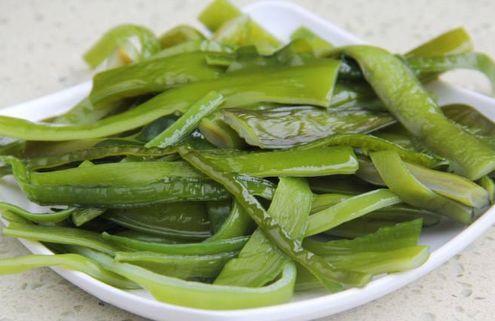 海白菜的做法: 材料:海白菜800g,辅料花椒1/2汤匙,干辣椒1