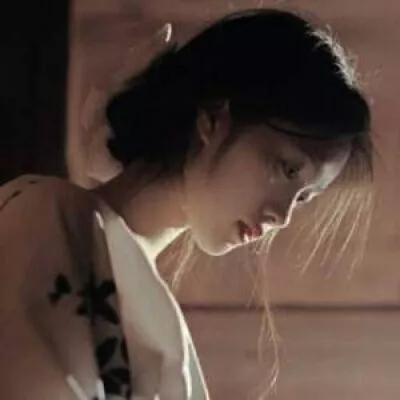 看错不少人 承受了许多的背叛 落魄得狼狈不堪 但都无所谓 只要还活着