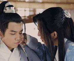 stroke stro03k 轻抚;抚摸shake hands with someone 和某人握手