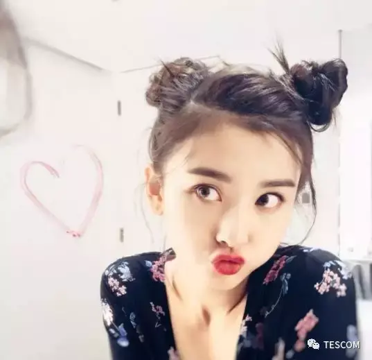 这个夏天 你需要一款减龄的丸子头