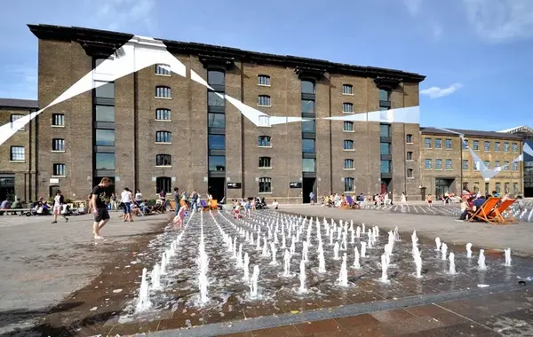 st-granary-square,建筑为伦敦艺术大学的中央圣马丁学院(csm),图片