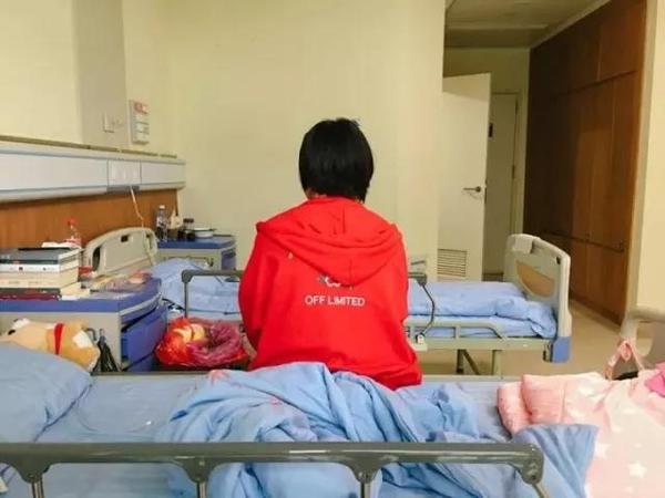 住院的时候,念禾留着一头短发.她的爸爸也得的是同样的病.