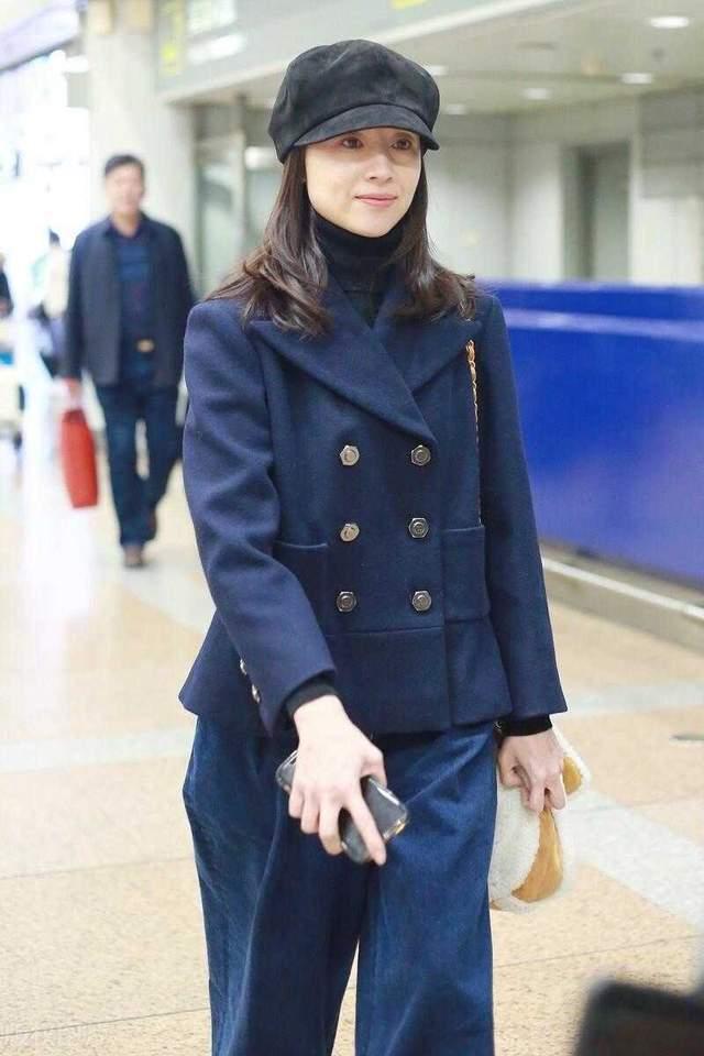 40岁董洁又素颜走机场穿藏蓝色外套配阔腿裤简约低调但高级