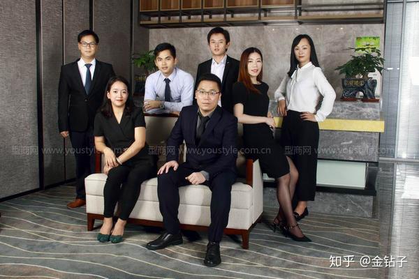 这组团队虽然只有7人,却比较有团队合影的代表性,角色和个性关系很