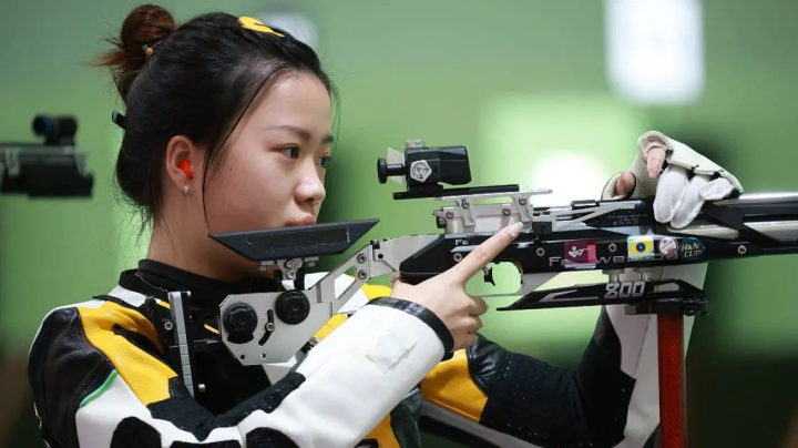 首金,女子10米气步枪决赛中国选手杨倩夺冠!