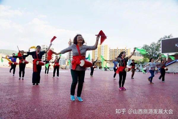 隰县市民在小西天莲花广场健身