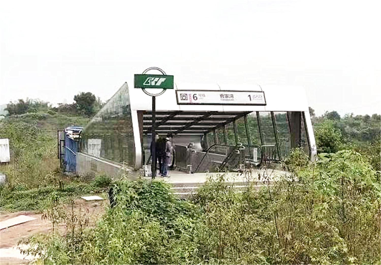 曹家湾地铁站同样是地铁6号线支线的一个节点,和清溪河地铁站一样,它