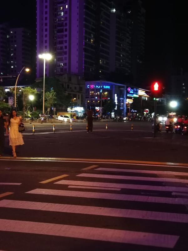 在他正面肚子上,贴着一张二维码,可匆匆路过的行人似乎也没太注意到他