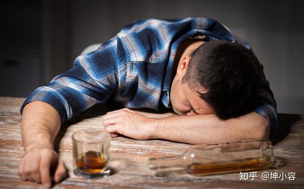 二,醉酒后倒头就睡着的人 其实那些醉酒后倒头就能睡着的人,这些人比