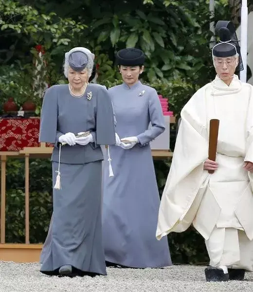 日本皇室礼服大揭秘和服vs洋装颜色背后有深意