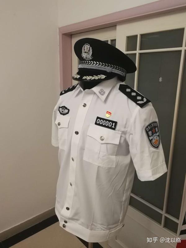 警察有礼服吗? 警察有像军队那种礼服吗?