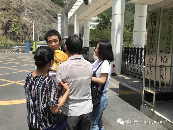 5月16日,家人在看守所门口接王鹏出狱.