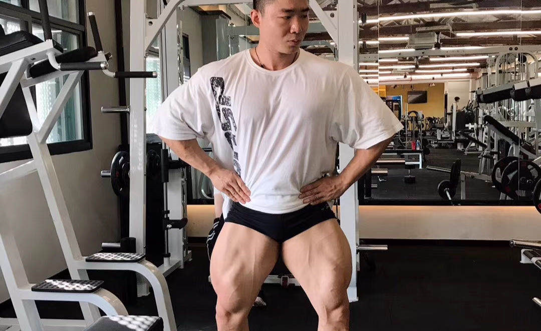 与中国最年轻拿卡的职业健体@短腿小萝卜的一发背部训练,干货满满