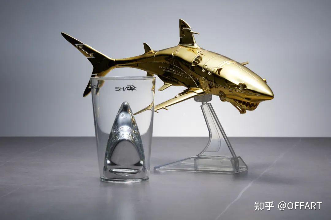 空山基鲨鱼展持续发力新版本雕塑点亮金色传说