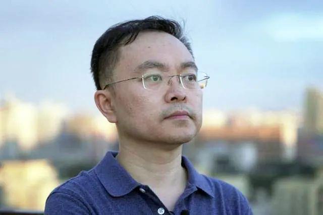 从前,他最为人知的身份,是京东集团副总裁,以及国内财税界和创新创业