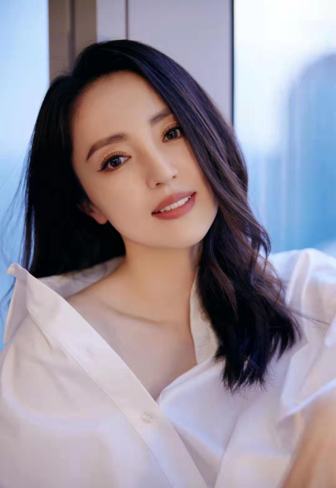 11月5日,是知名女演员董璇42岁的生日.