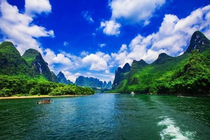 举世闻名的旅游城市,甲天下的山水勾勒出一幅唯美的中国画卷,乘一叶