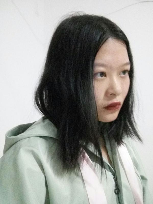黑色短发就一定显老吗?