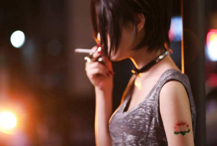 抽烟酗酒纹身打耳洞,谁说我是"坏女孩"?